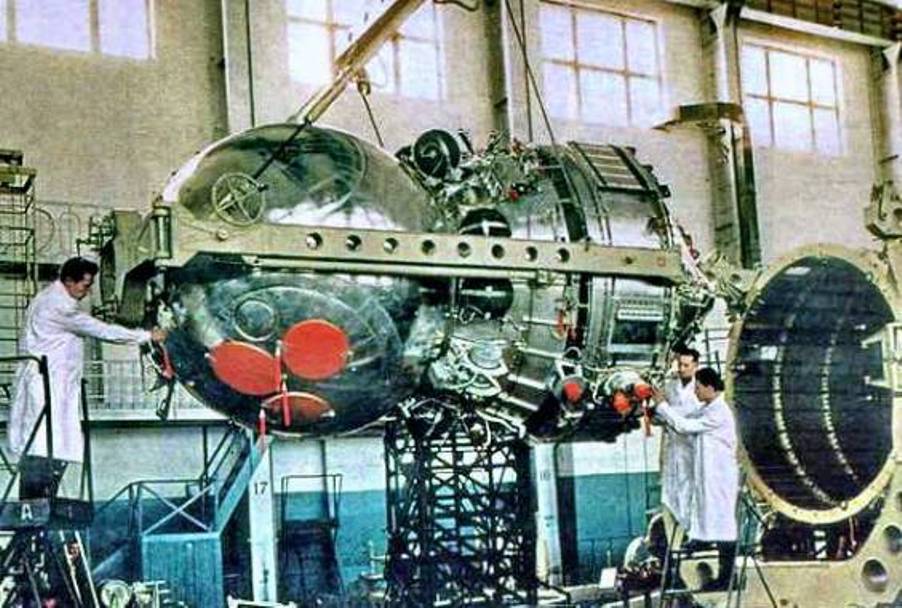 ​Подготовка спутника типа «Зенит-2» к стыковке с ракетой-носителем перед полётом. Из книги «Ракетно-космическая корпорация «Энергия» имени С.П.Королёва» - «Зенит-2»: как космический корабль стал разведчиком | Warspot.ru