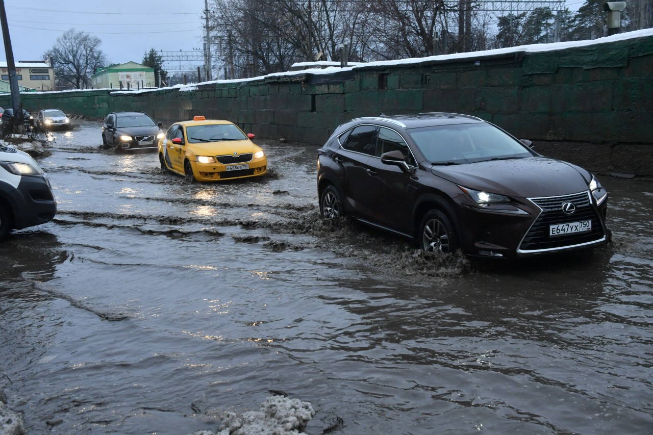 Паводок заблокировал трассу Москва-Петербург