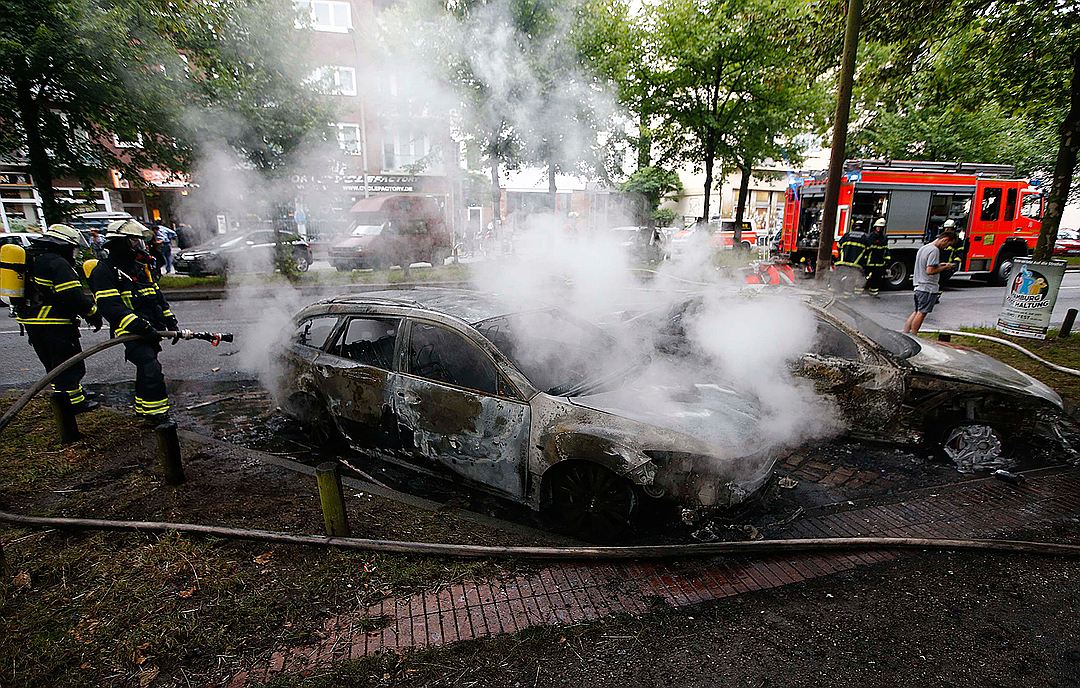 Автомобиль -- самая удобная мишень для митингующих: горит хорошо, защищать его в сутолоке митинга никто не будет Фото: REUTERS