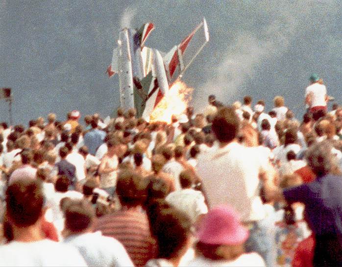 28 ÐÐ²Ð³ÑƒÑÑÐ 1988 Ð³Ð¾Ð´Ð Ð½Ð ÐÐ¼ÐÑÐ¸ÐºÐÐ½ÑÐºÐ¾Ð¹ ÐÐÐÐ ÐÐÐ¡ Ð ÐÐ¼ÑˆÑÐÐ¹Ð½ (ÐÐÑÐ¼ÐÐ½Ð¸Ñ) Ð¿ÑÐ¾ÑÐ¾Ð´Ð¸ÐÐ¸ Ð¿Ð¾ÐºÐÐÐÑÐÐÑŒÐ½ÑÐ Ð²ÑÑÑÑƒÐ¿ÐÐÐ½Ð¸Ñ Ð¸ÑÐÐÑŒÑÐ½ÑÐºÐ¾Ð¹ ÑÑÐºÐÐ´ÑÐ¸ÐÑŒÐ¸ Frecce Tricolori. ÐÐ-ÐÐ Ð¾ÑˆÐ¸ÐÐºÐ¸ Ð¿Ð¸ÐÐ¾ÑÐ¾Ð² ÑÑÐ¸ ÑÐÐ¼Ð¾ÐÐÑÐ Aermacchi MB-339 ÑÑÐ¾ÐÐºÐ½ÑƒÐÐ¸ÑÑŒ Ð² Ð²Ð¾ÐÐ´ÑƒÑÐ Ð¸ ÑƒÐ¿ÐÐÐ¸ Ð½Ð ÐÑÐ¸ÑÐÐÐÐ¹. ÐŸÐ¾Ð¼Ð¸Ð¼Ð¾ ÑÑÐÑ ÐÐÑÑÐ¸ÐºÐ¾Ð² Ð¿Ð¾Ð³Ð¸ÐÐÐ¸ 67 Ð¿Ð¾ÑÐÑÐ¸ÑÐÐÐÐ¹, ÐÑÐ 450 ÑÐÐÐ¾Ð²ÐÐº ÐÑÐÐ¸ ÑÐÐ½ÐÐ½Ñ. Ð¡ÐÐÐ´ÑÑÐ²Ð¸Ð ÑƒÑÑÐÐ½Ð¾Ð²Ð¸ÐÐ¾, ÑÑÐ¾ Ð¿Ð¸ÐÐ¾ÑÑ Ð½Ð ÐÑÐÐ¸ Ð³Ð¾ÑÐ¾Ð²Ñ Ðº Ð²ÑÐ¿Ð¾ÐÐ½ÐÐ½Ð¸ÑŽ ÑÐ¸Ð³ÑƒÑ Ð²ÑÑÑˆÐÐ³Ð¾ Ð¿Ð¸ÐÐ¾ÑÐÐÐ Ð½Ð Ð½Ð¸ÐÐºÐ¸Ñ Ð²ÑÑÐ¾ÑÐÑ