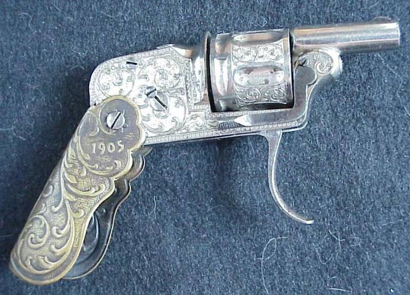 От револьвера-раскладушки к раскладному пистолету-пулемету оружие