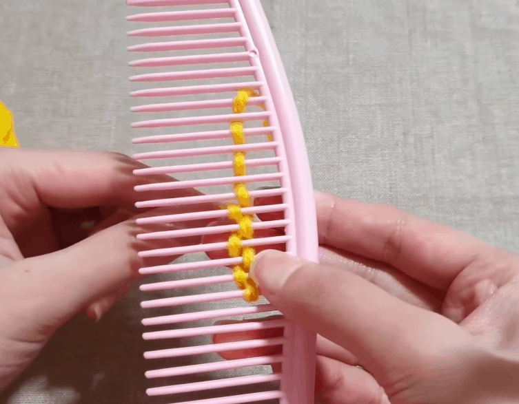 Объемный декор при помощи расчески: необычно, просто и красиво Объемный декор при помощи расчески: необычно, просто и красиво вящание на расческе,объеное вязание,рукоделие