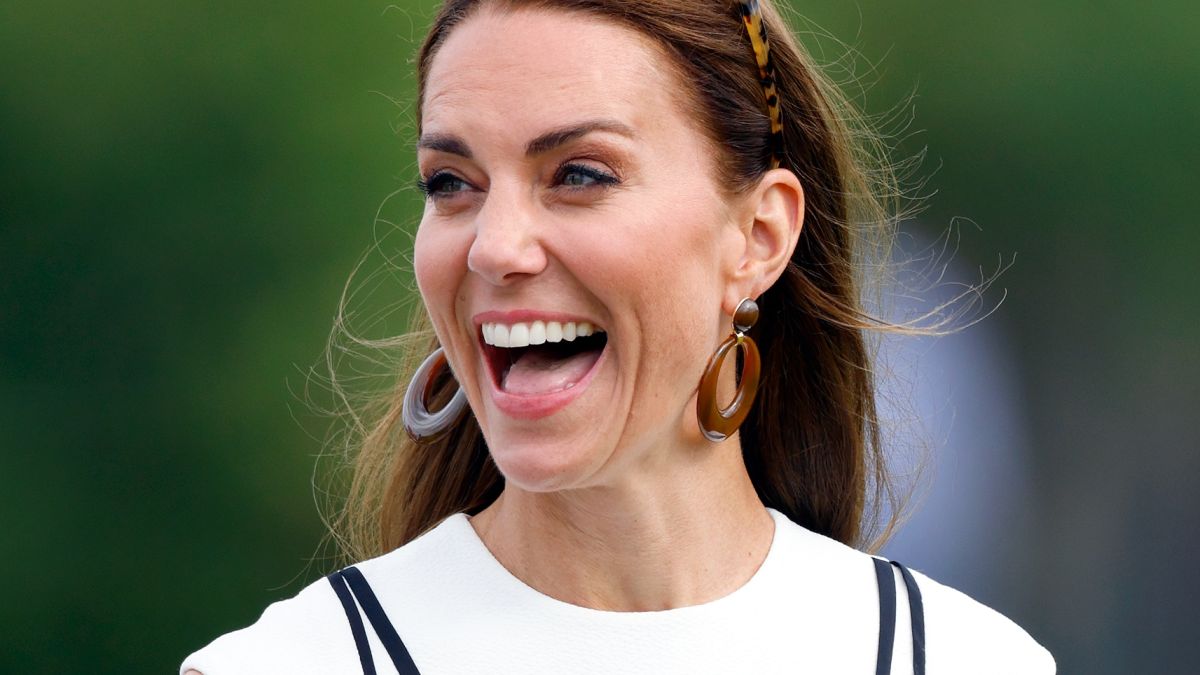 Принц Уильям и Кейт Миддлтон поцеловались на публике после игры в поло