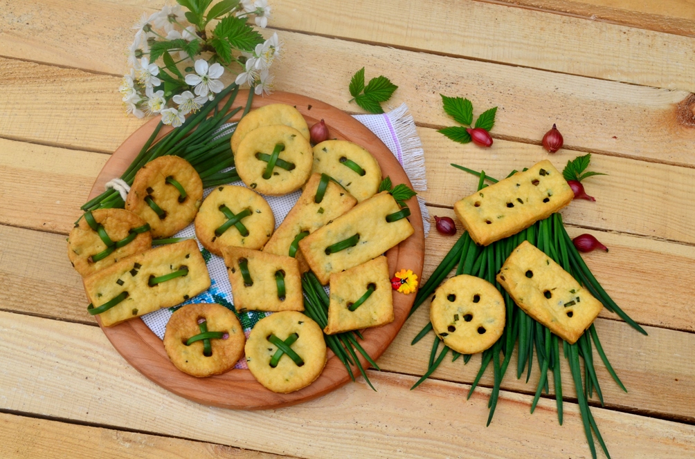 Печенье овощи. Сырные крекеры. Крекеры с сыром. Сырные печеньки. Сырное печенье крекер.