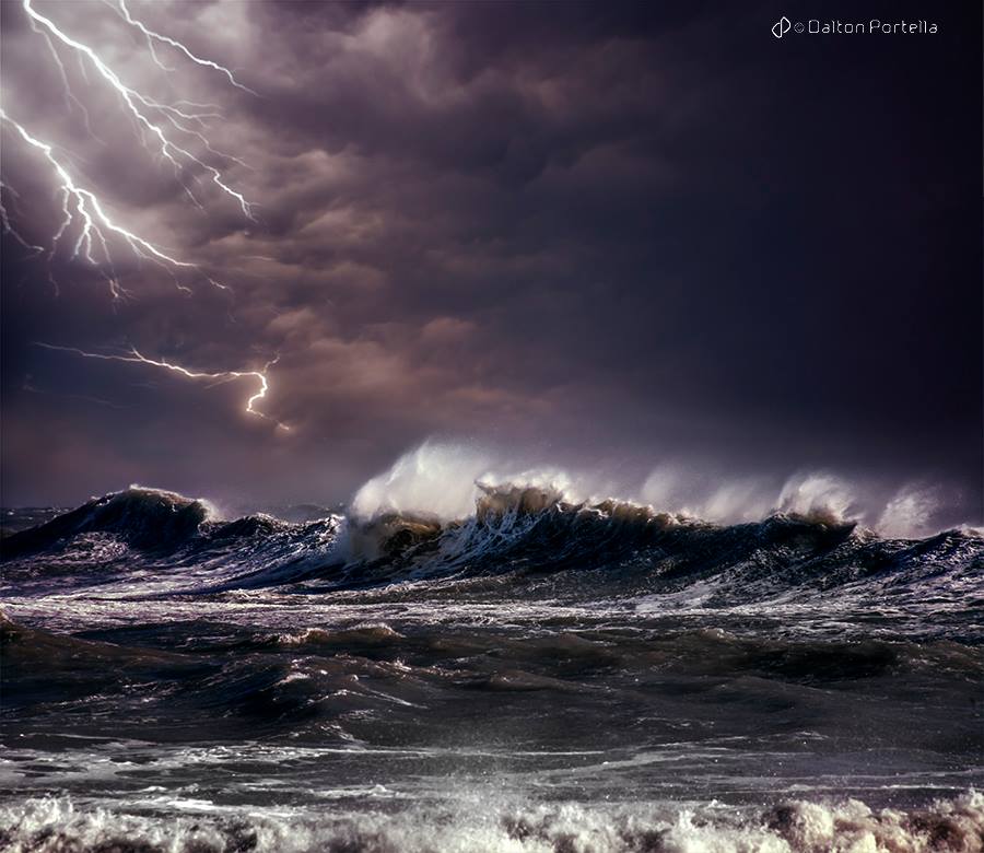 Про море шторм. Море шторм. Шторм в океане. Страшный шторм на море. Приближающийся шторм.