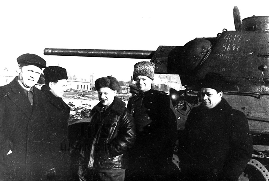 ​Руководство ЧКЗ, включая И.М. Зальцмана (в центре) на фоне Т-34. Этот танк на полтора года стал главной продукцией Танкограда - Рабочая лошадка Красной армии | Warspot.ru