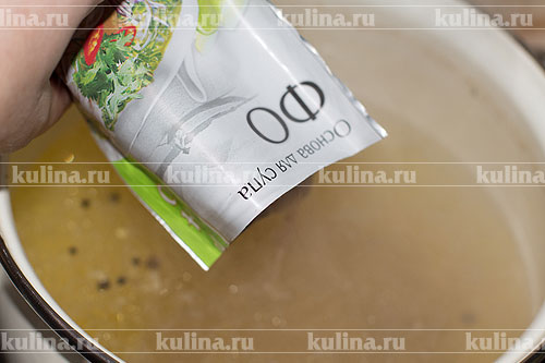 Суп фо с курицей В горячий куриный бульон добавьте основу для супа, размешайте.