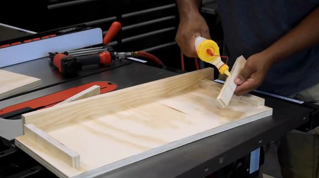 Легкие настенные полки со скрытой подвеской Легкие настенные полки со скрытой подвеской