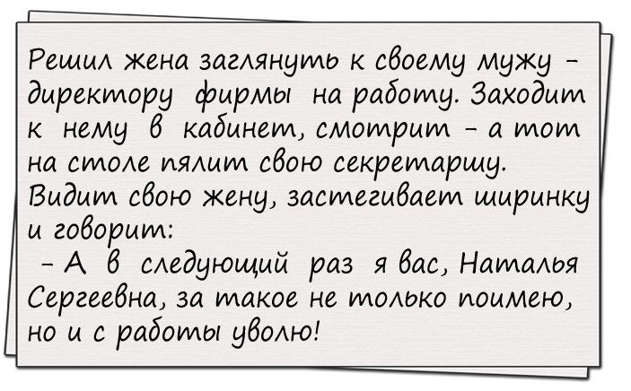 Лежит девушка на песочке, греется, мажет свое тело кремом для загара...