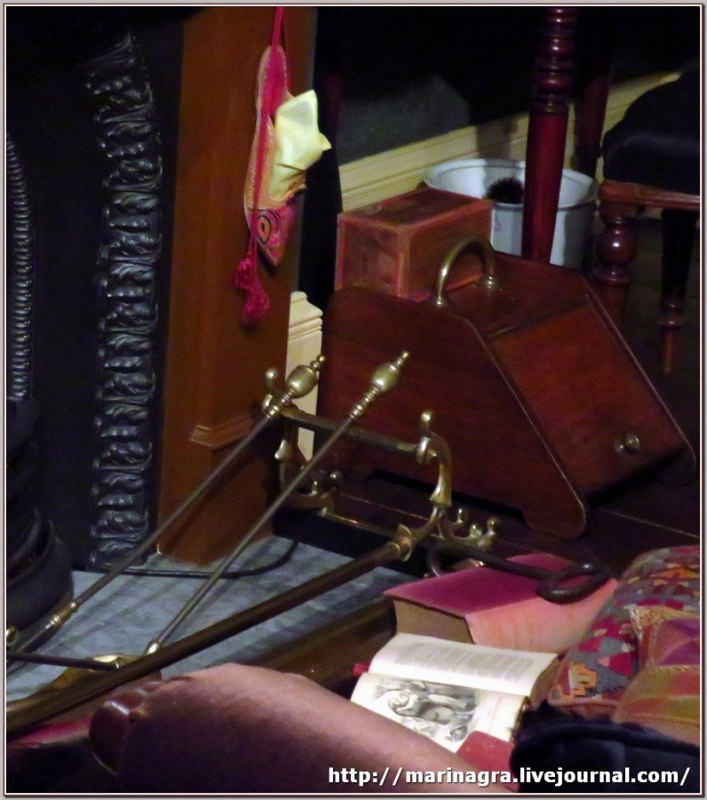 Музей Шерлока Холмса в Майрингене. Фрагмент гостиной на Бейкер-Стрит. Турецкая туфля для хранения табака, коробка с трубками, деревянный ящик для угля, совок и кочерга история, музеи, факты, фото