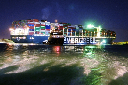 Застрявшее в Суэцком канале судно решили разгрузить