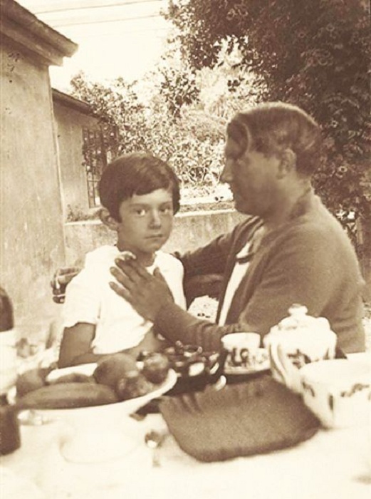 Пабло Пикассо и его сын Пауло. 1929.