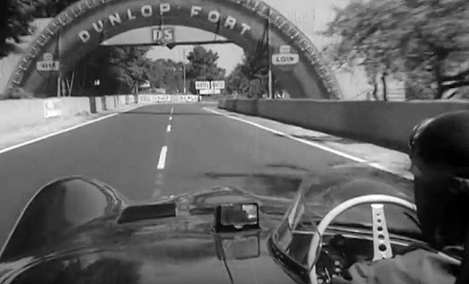 Гонка 1956 года с камеры на автомобиле. Соревнования идут прямо на общей дороге