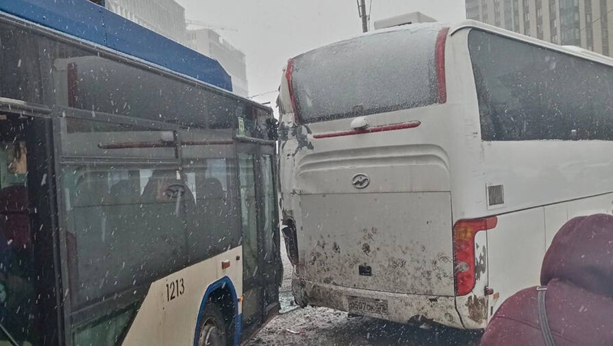 В Петербурге восемь человек пострадали в ДТП с троллейбусом