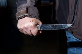 Молодая одесситка ранила ножом мужчину просившего позвонить