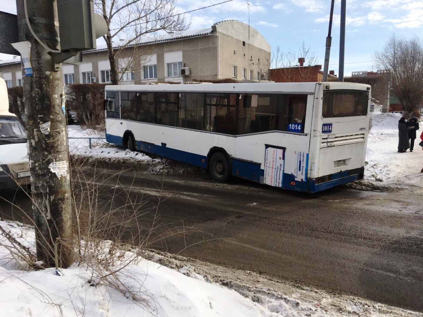 Автобусы омск автовокзал. Старые автобусы. ДТП С трамваем Омск. Пассажирский автобус Омск.