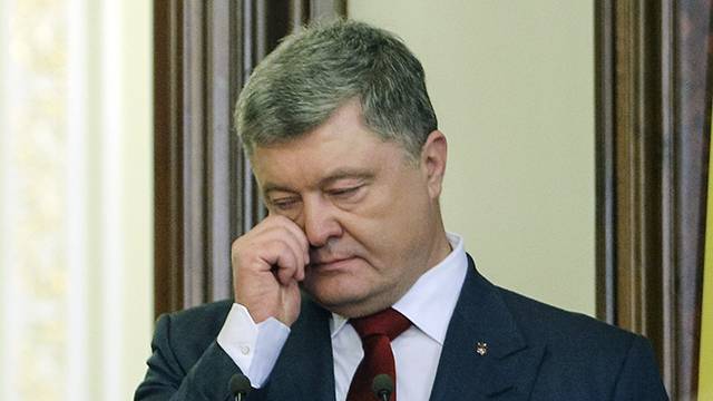 Активисты требуют отставки Порошенко около президентской резиденции
