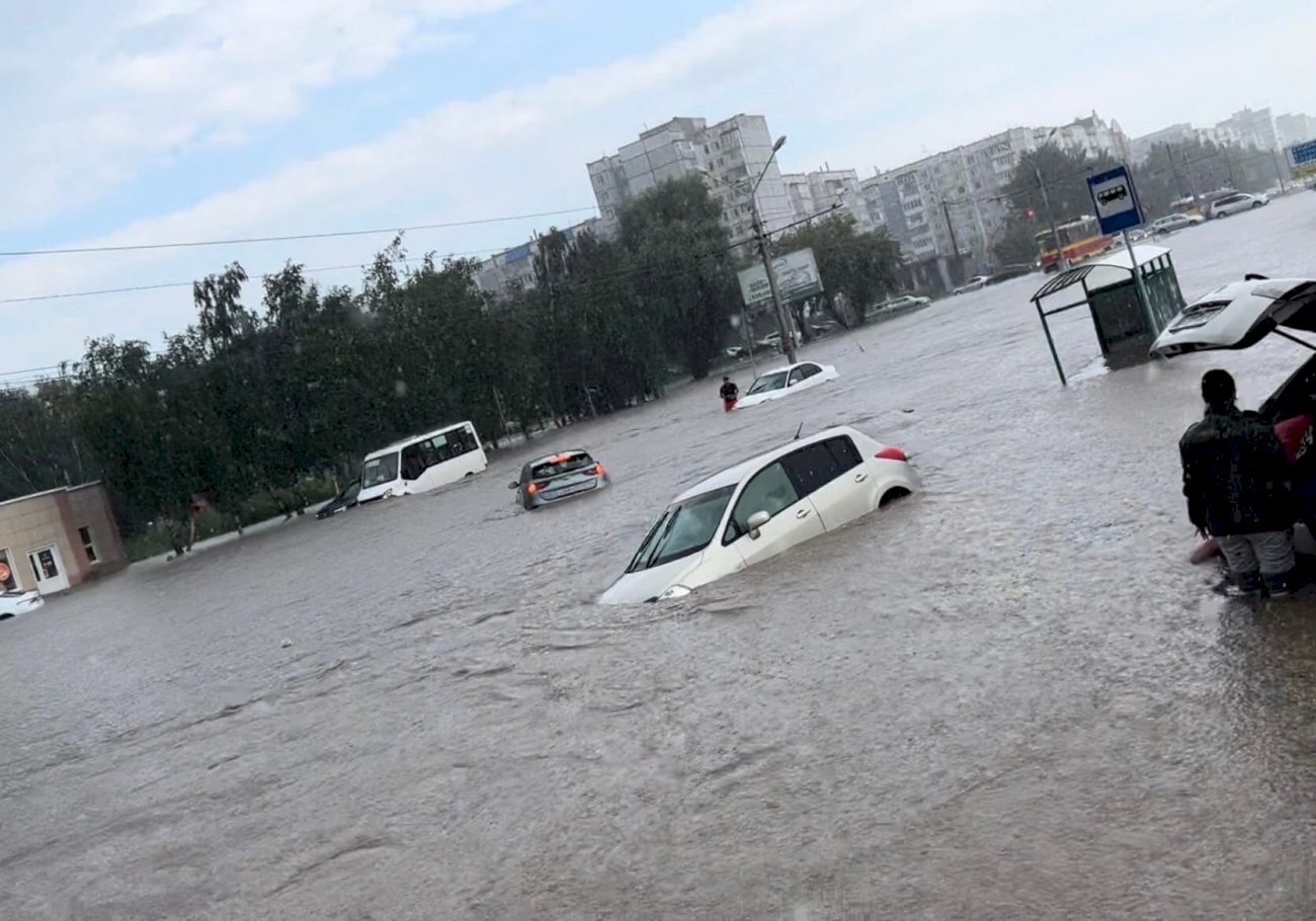 Три дня дождя 30 июля. Дождь в Барнауле 30.07.2022. Потоп в Барнауле. Барнаул затопление. Затопление машины.