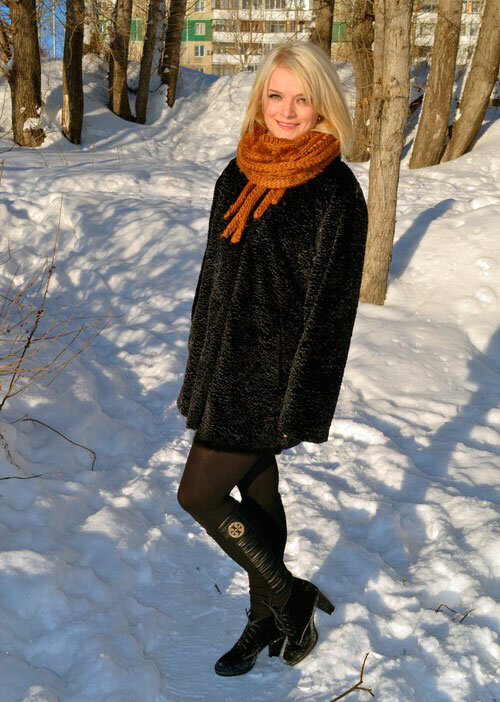 Привлекательная девушка в шубе из каракуля. /Фото: otido-shyba.ru