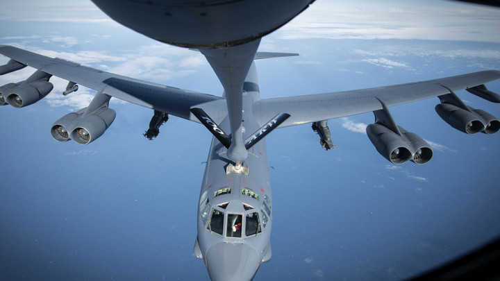 "Наглому американцу" российские Су-27 показали, где его место: Самолет ВВС США свернул свой "политический полет"