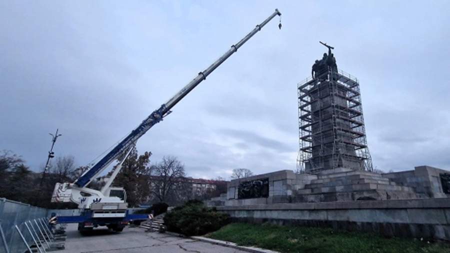 СМИ сообщили о возобновлении демонтажа памятника Советской армии в Софии
