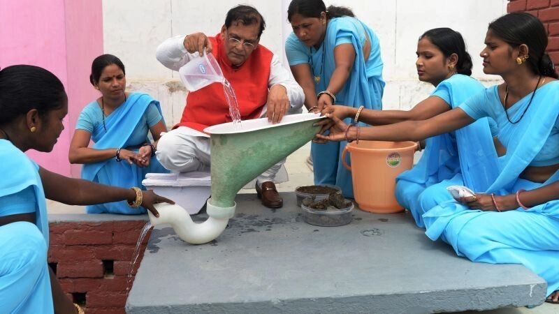 Власти Индии приняли специальные программы по пропаганде… туалетов. Но убедить удается далеко не всех. Фото: 1MI