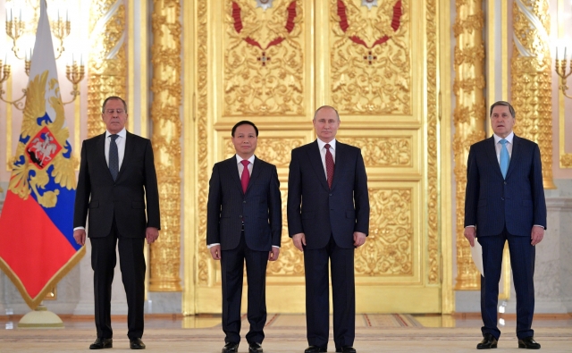 Владимир Путин с послом Вьетнама в России Нго Дык Манем. 2018