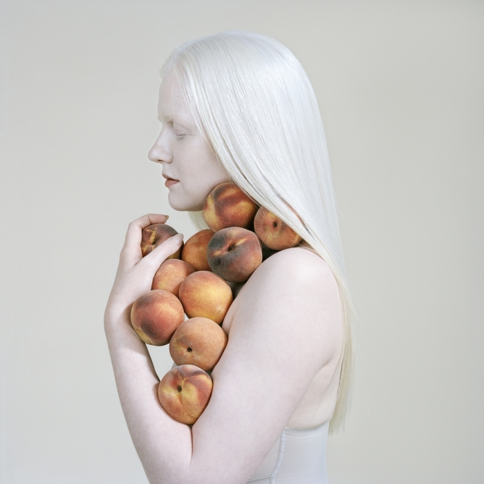 Девушка с персиками, 2018 год. Автор: Petrina Hicks. Девушка с персиками, 2018 год. Автор: Petrina Hicks.