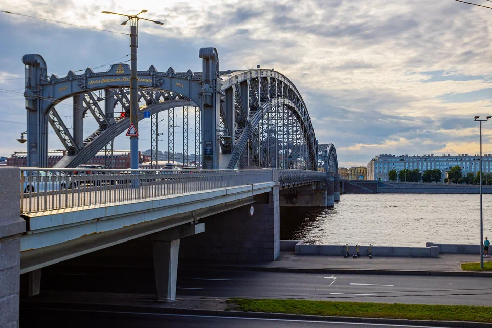 Стало известно, кто будет ремонтировать асфальт на мостах Петербурга