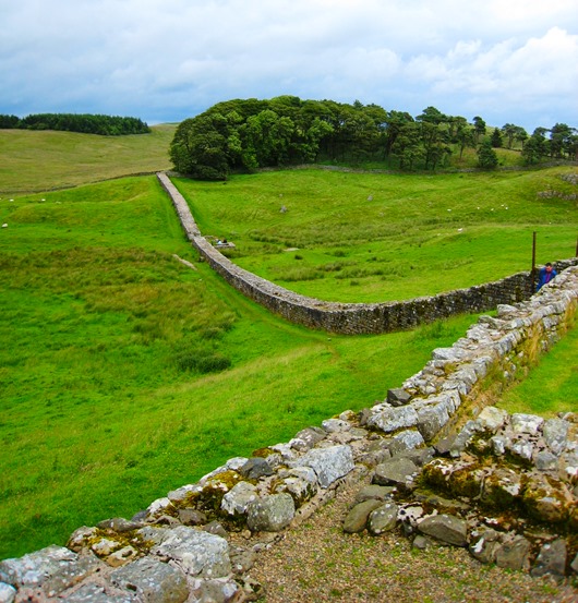 Hadrians_Wall_from_Housesteads1_cro