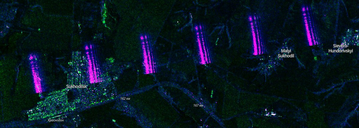 Так выглядит небо на линией разграничения на Донбассе со спутника радиолокационной разведки. Фиолетовые полосы это зоны мощнейшего облучения систем РЭБ. Картинка Sentinel-HUB