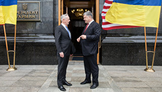 Президент Украины Петр Порошенко и министр обороны США Джеймс Мэттис во время встречи в Киеве. Архивное фото