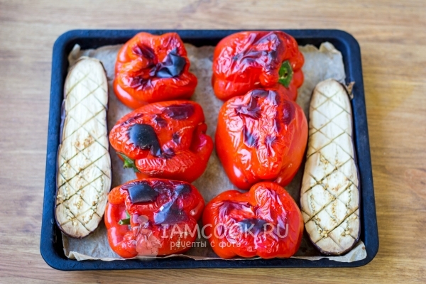Запечь перцы и баклажаны