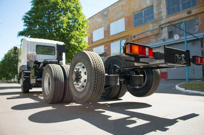 Для чего на многих фурах поднимают задние колеса Для чего на многих фурах поднимают задние колеса авто,автомобиль