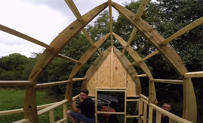 Хижина в лесу: мужчина построил полноценный дом из деревянного мусора Хижина в лесу: мужчина построил полноценный дом из деревянного мусора Культура