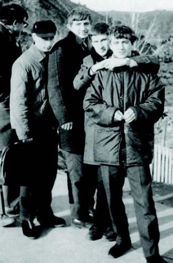 Молодой Владимир Путин (второй слева, в головном уборе)