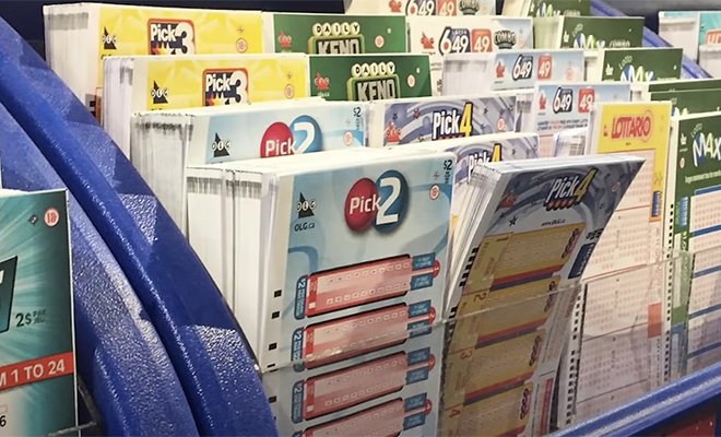 Мужчина подвез попутчика, а потом нашел в машине лотерейные билеты. Он их решил проверить и выиграл 4 миллиона долларов Культура