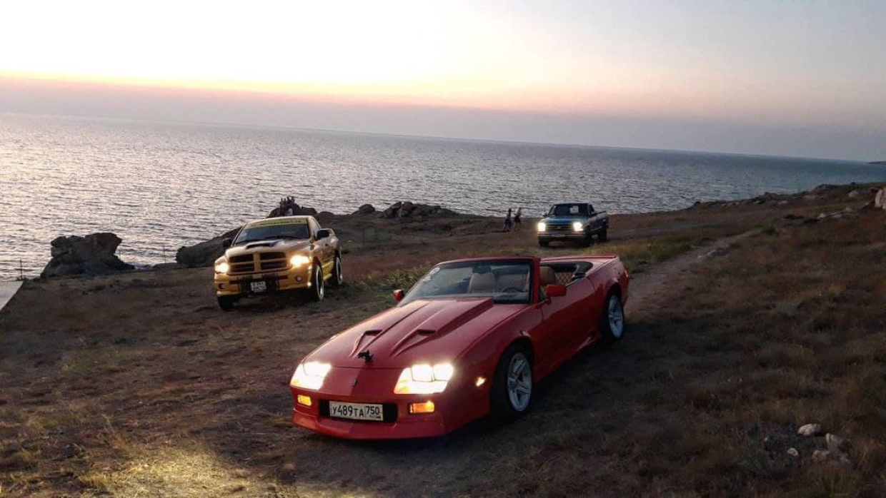 Легендарные американские машины приняли участие в автопробеге в Крыму