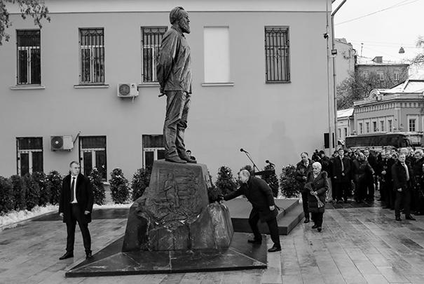 Президент напомнил, что Солженицын был не только писателем и мыслителем, но и фронтовиком, «истинным, настоящим патриотом России». По словам президента, отмечаемое во вторник столетие со дня рождения Солженицына – повод вновь обратить внимание на его наследие, «которое вплетено в саму ткань XX века и продолжает оставаться современным и для России, и для всего мира».

Путин признался, что хорошо помнит все свои встречи с писателем, «его мудрость, взвешенность, глубокое понимание слова».

Александр Солженицын – прозаик, драматург, поэт, публицист, лауреат Нобелевской премии по литературе (1970). Родился 11 декабря 1918 года в Кисловодске. В 1941 году был мобилизован на фронт. В 1945 году арестован за резкие антисталинские высказывания и осужден на восемь лет исправительно-трудовых лагерей.

В феврале 1974 года Солженицын был арестован, обвинен в государственной измене и лишен советского гражданства. Некоторое время писатель с семьей жил в Швейцарии, после чего переехал в США. В августе 1990 года Солженицыну было возвращено советское гражданство, в 1994 году он вернулся в Россию. Писатель умер 3 августа 2008 года