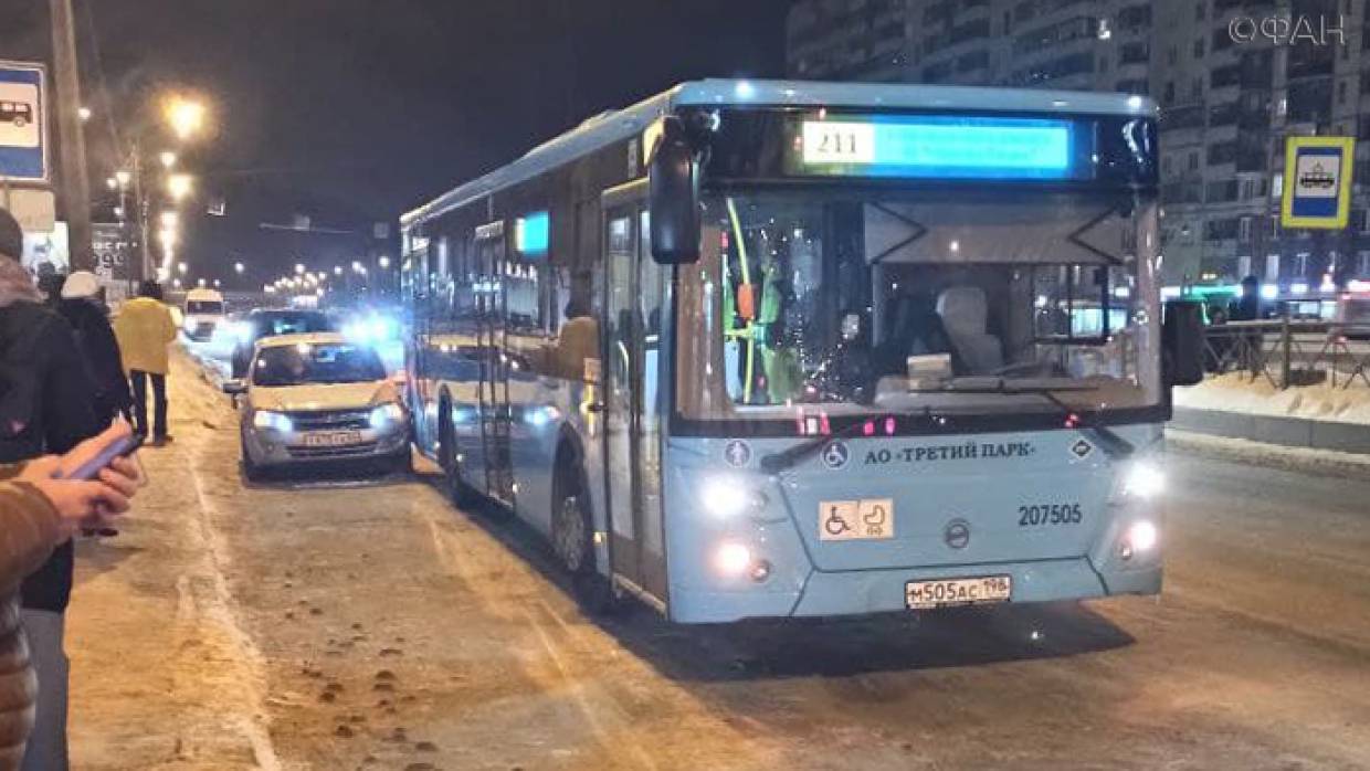 Авария с пассажирским автобусом произошла около станции метро «Беговая» в Петербурге
