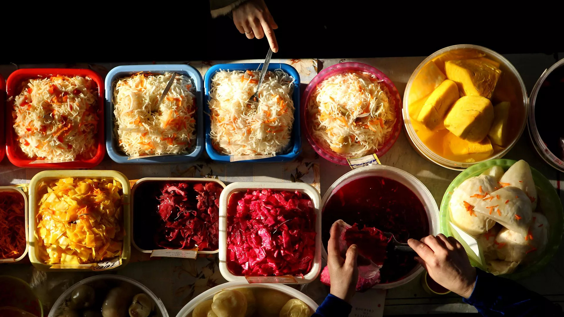 Продажа солений на сельскохозяйственном рынке - РИА Новости, 1920, 26.03.2026