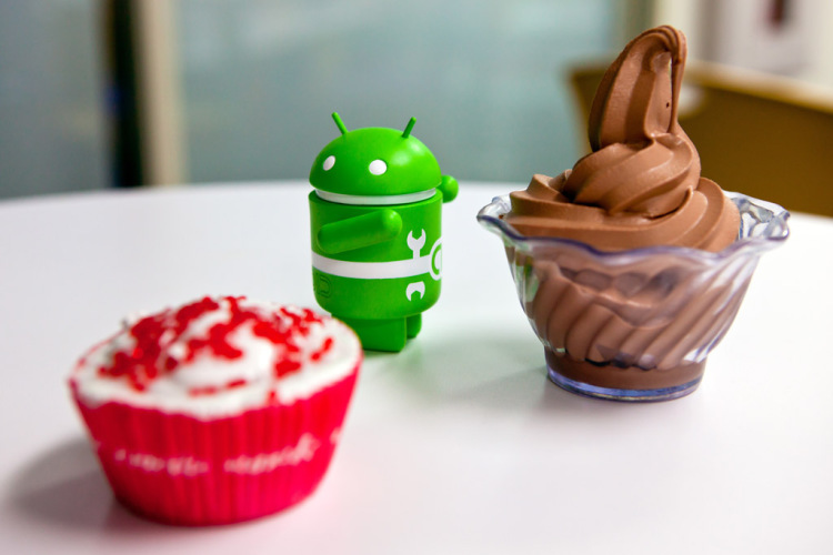 Android в окружении сладостей
