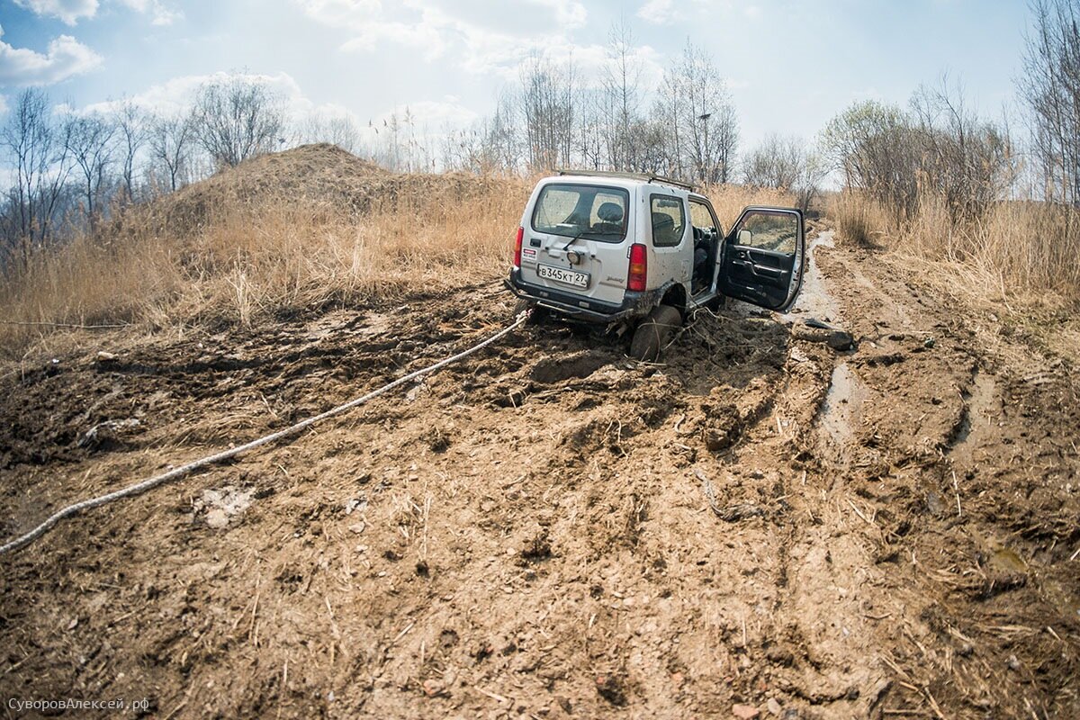 Два крутых способа вытянуть машину из грязи в одиночку советы