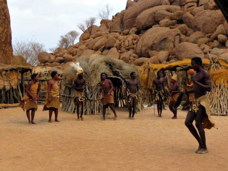 Live with tribe. Дамара племя. Дамара Нагорье Намибия. Племена Намибии. Намибия жители.