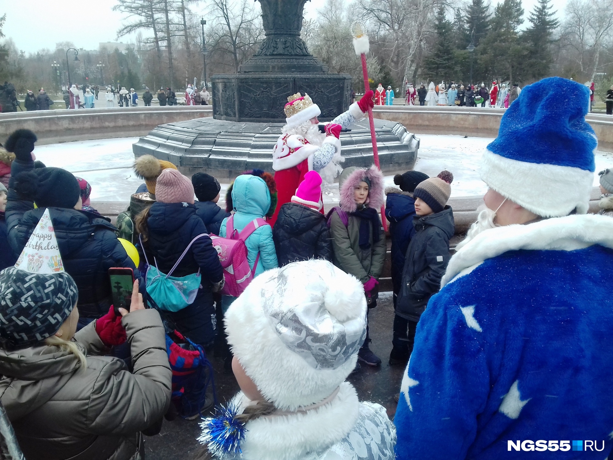 Флешмоб деда мороза в метро. Флешмоб дедов Морозов в Новосибирске 2018 год Дзержинский район. Флешмоб в дед доме номер 1 в Гурьевске.