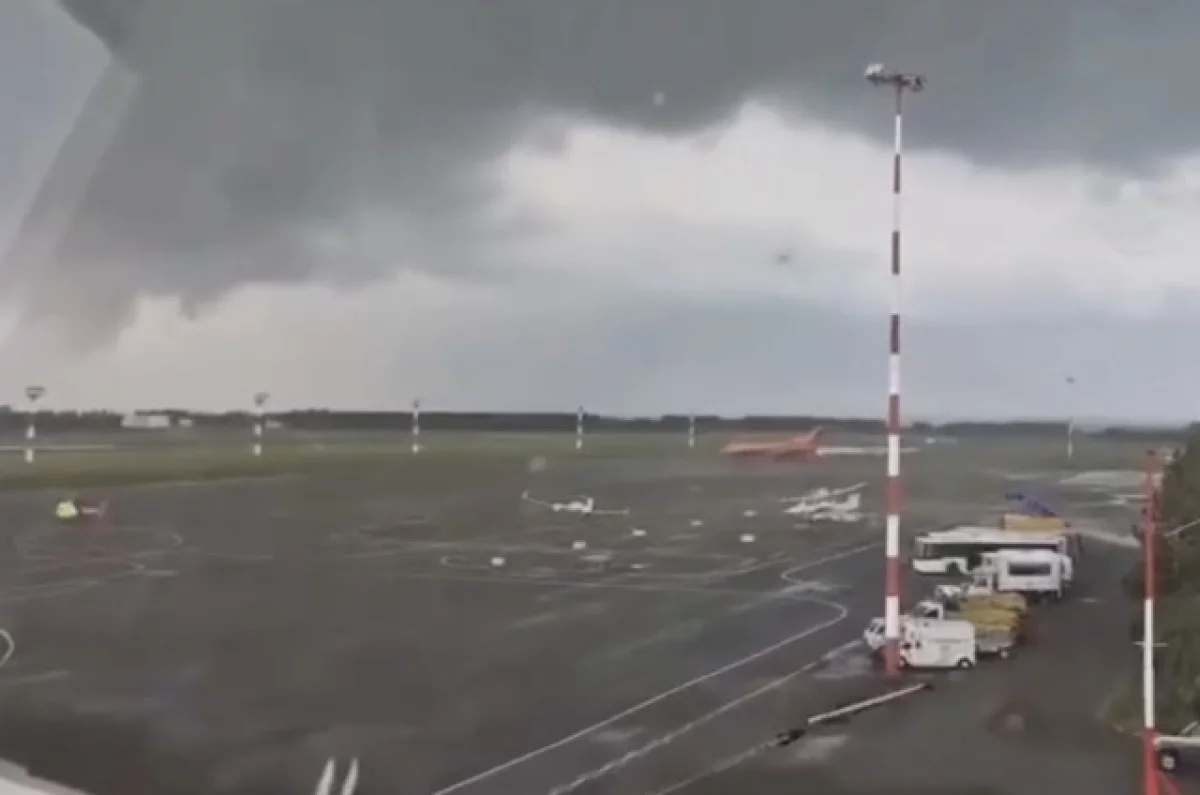 Смерч разбросал самолеты в аэропорту Нижнекамска
