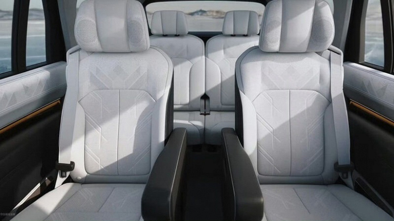 Замена Rolls-Royce Cullinan и Range Rover с адаптивной подвеской, клиренсом 288 мм и разгоном до 100 км/ч за 3 с. Салон Zeekr 9X показали на официальных фото
