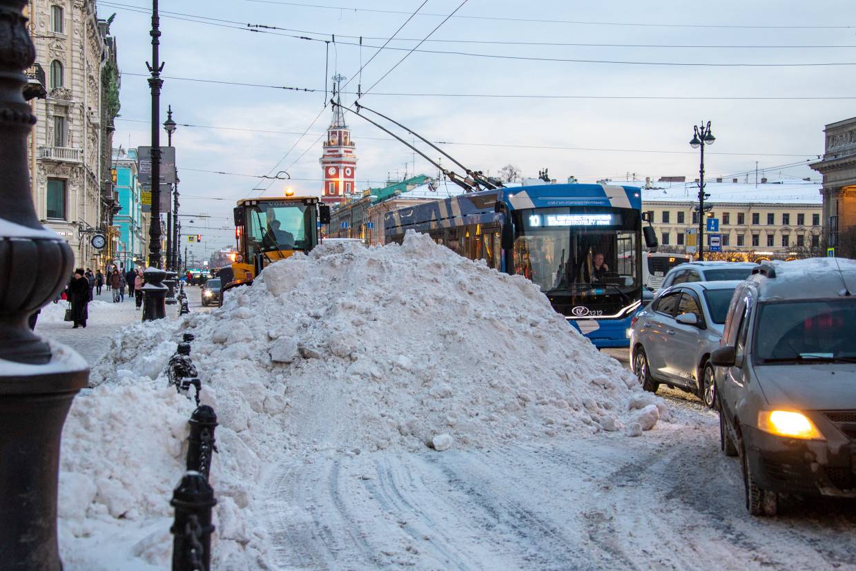 Санкт петербург станет платным. Снегопад в Санкт-Петербурге. Снегопад в Питере. Сугробы в Питере. Уборка снега в СПБ.