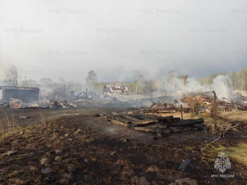 В селе на Сахалине в пожаре сгорели больше 40 дачных домиков и построек