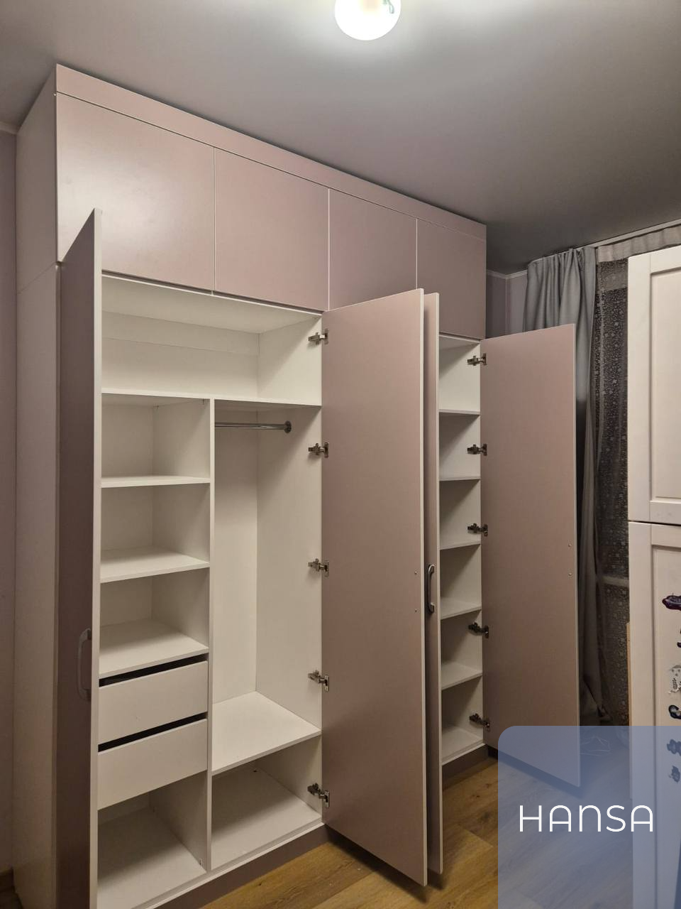 Распашной шкаф с ящиками и полками в спальню от производителя